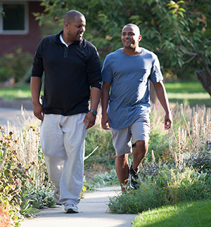 Dos hombres caminando al aire libre.