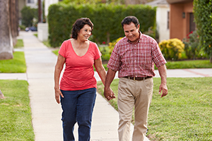 Hombre y mujer al aire libre, caminando.